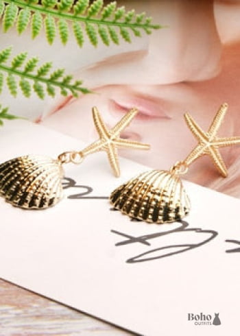 Pendientes bohemios colgantes de concha de estrella de mar y cauri en oro blanco.